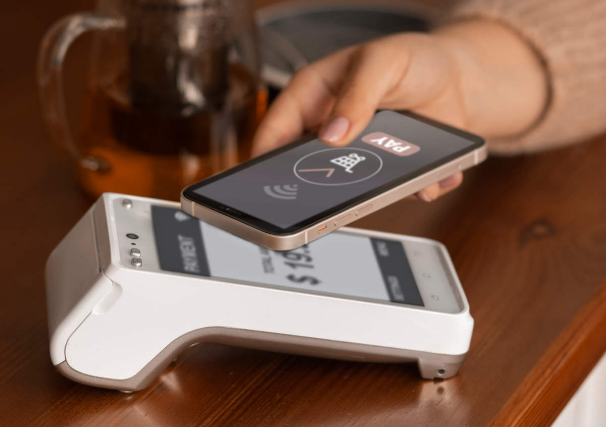 Persona comerciante evaluando distintas terminales para cobrar con tarjeta en su negocio.