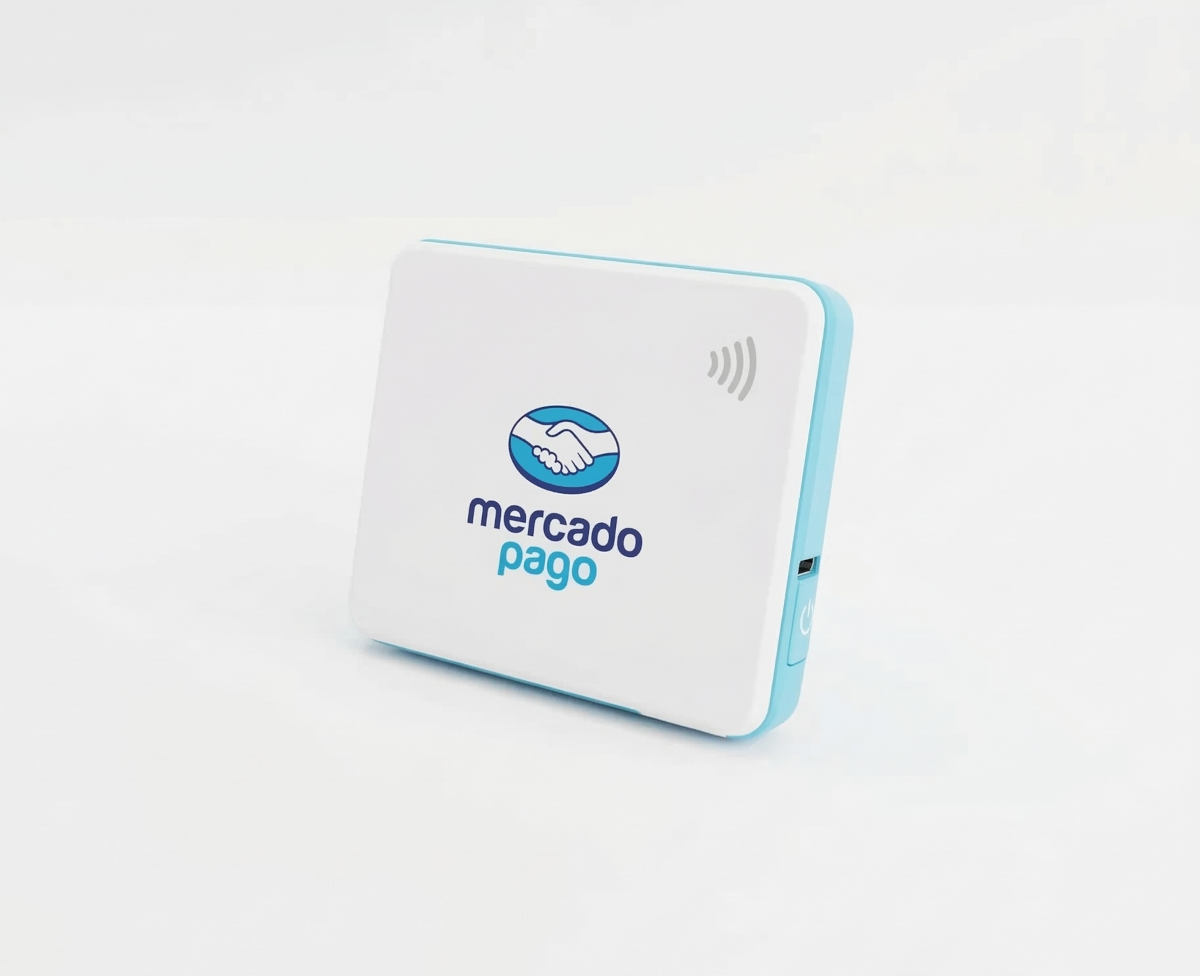 Terminal Point Mini de Mercado Pago sobre una mesa lista para aceptar pagos con tarjeta en México.